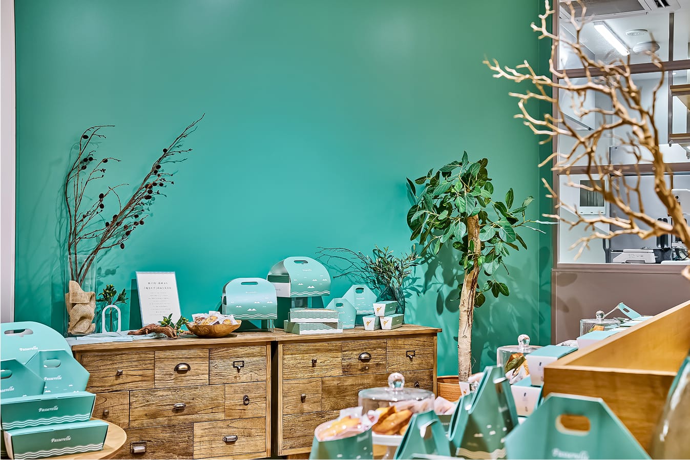 アースグリーンがテーマカラー落ち着けるデザインの空間