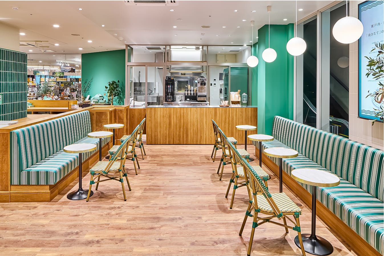 イートインスペースで焼きたてをどうぞ